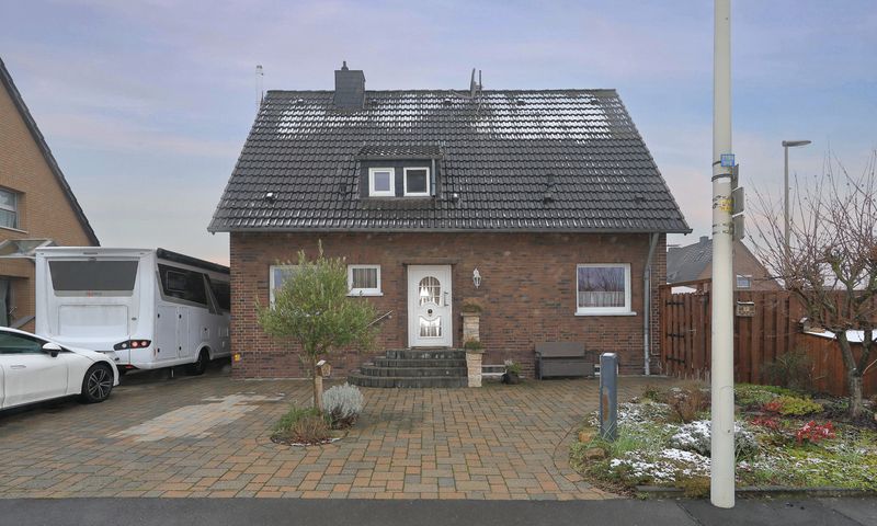 Freistehendes Einfamilienhaus mit Ausbaupotenzial und Solaranlage